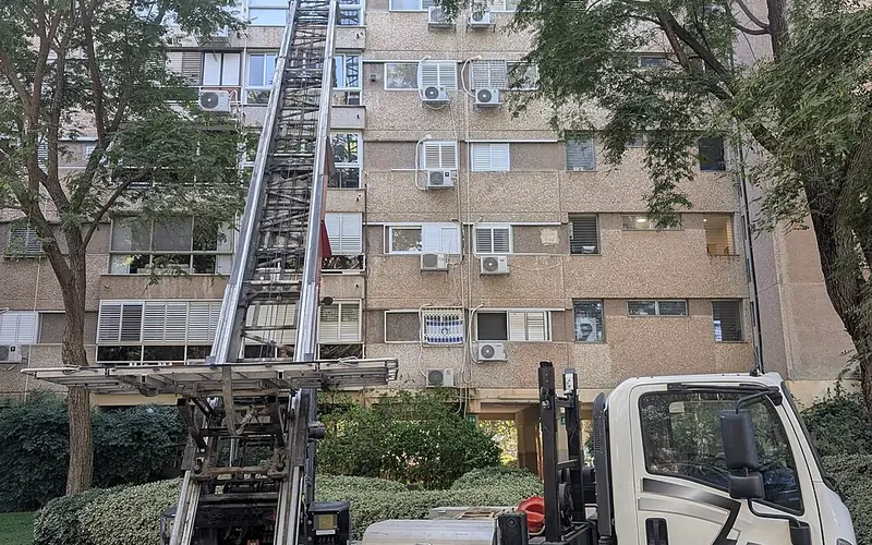 Bir binaya kurulan dış cephe eşya asansörü