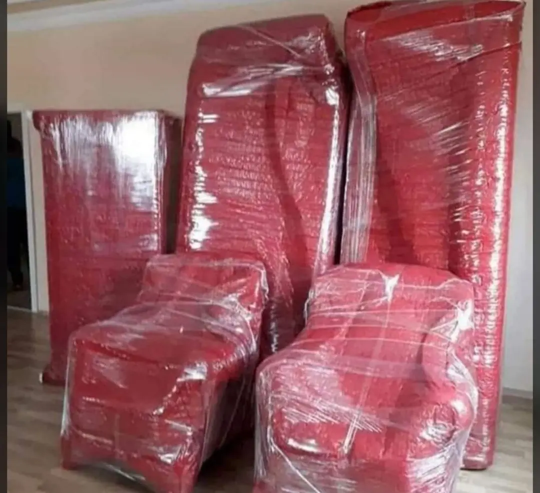 Taşınmadan önce koruyucu ambalajla sarılmış koltuklar