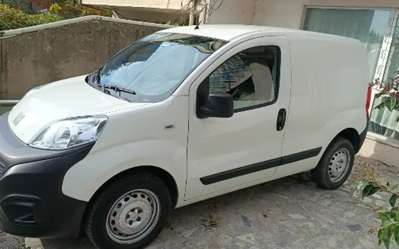 Şehir içinde park edilmiş gri panelvan; temsili stok fotoğraf